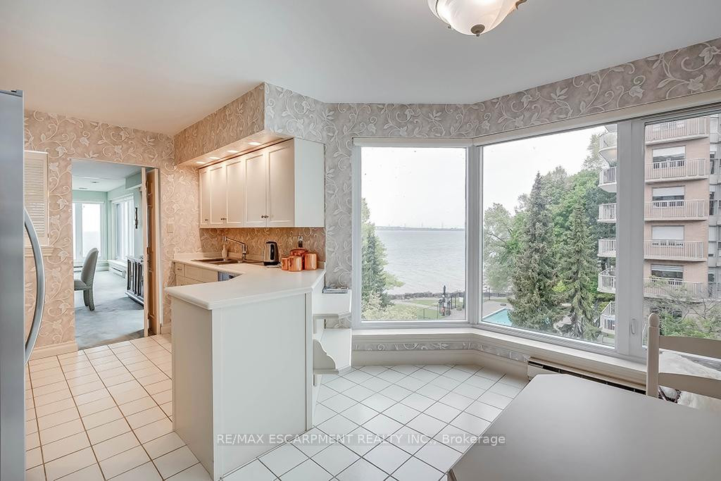 2 Bedrooms Condo at 2220 Lakeshore, Burlington For sale