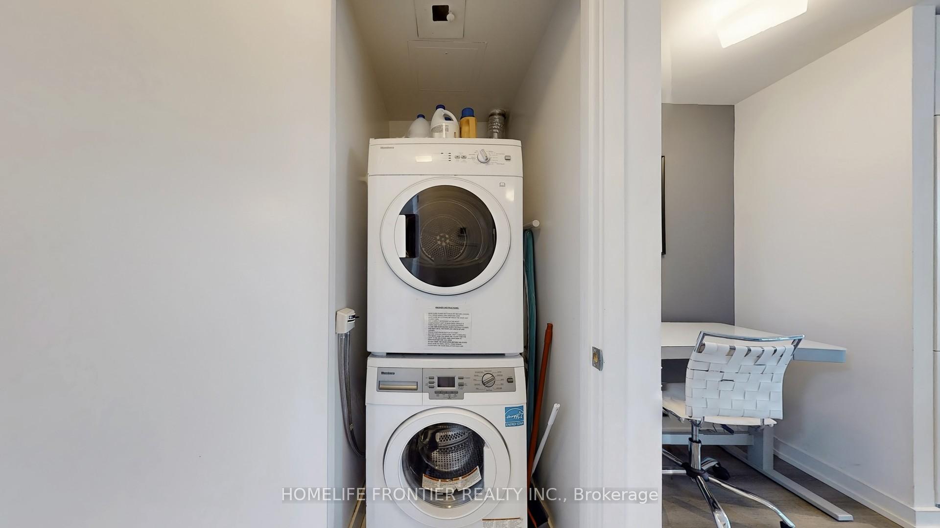2 Bedrooms Condo at 12 York, Toronto For sale