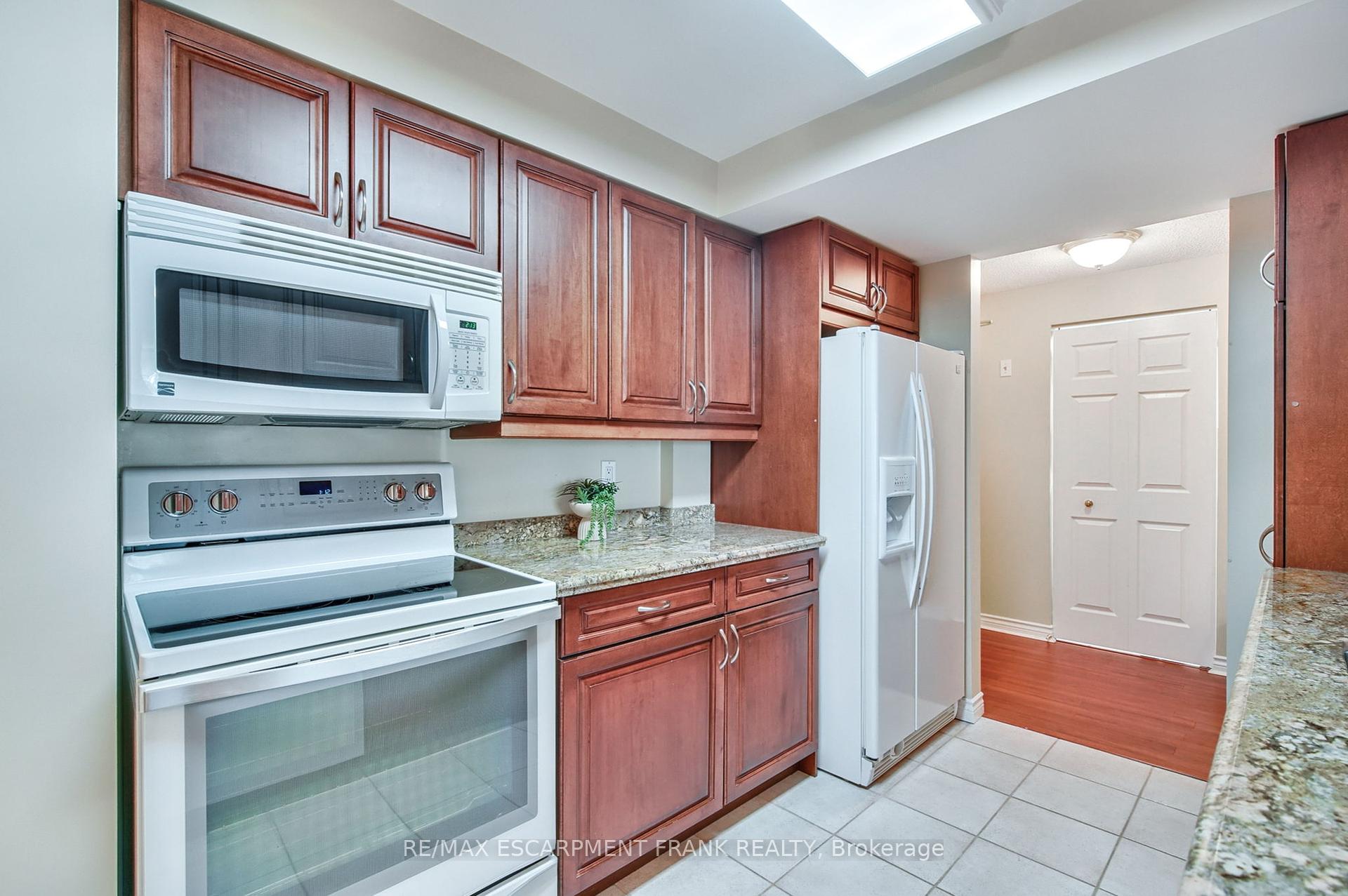 2 Bedrooms Condo at 970 Golf Links,  Hamilton For sale