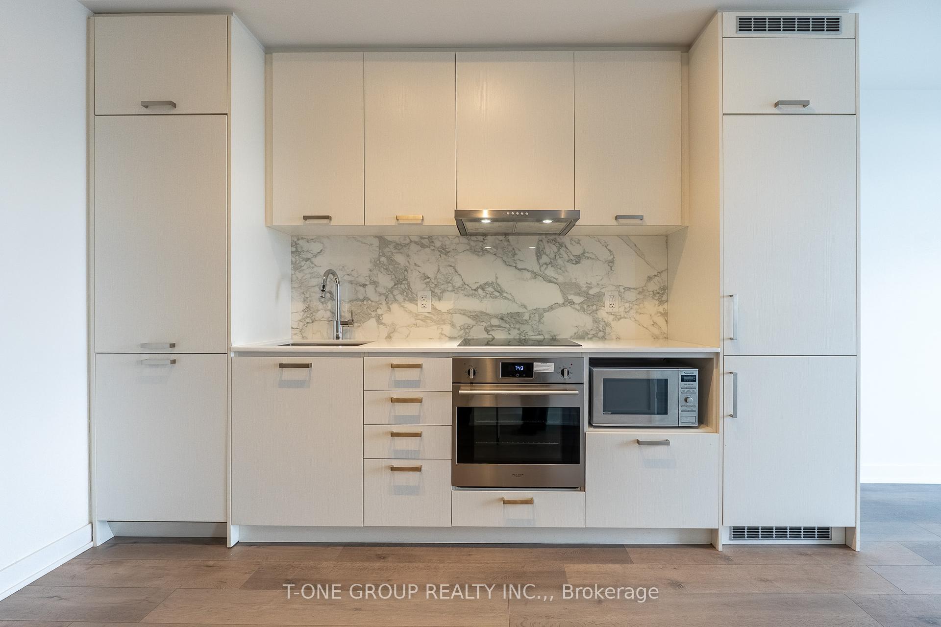 2 Bedrooms Condo at 10 Honeycrisp, Vaughan For sale