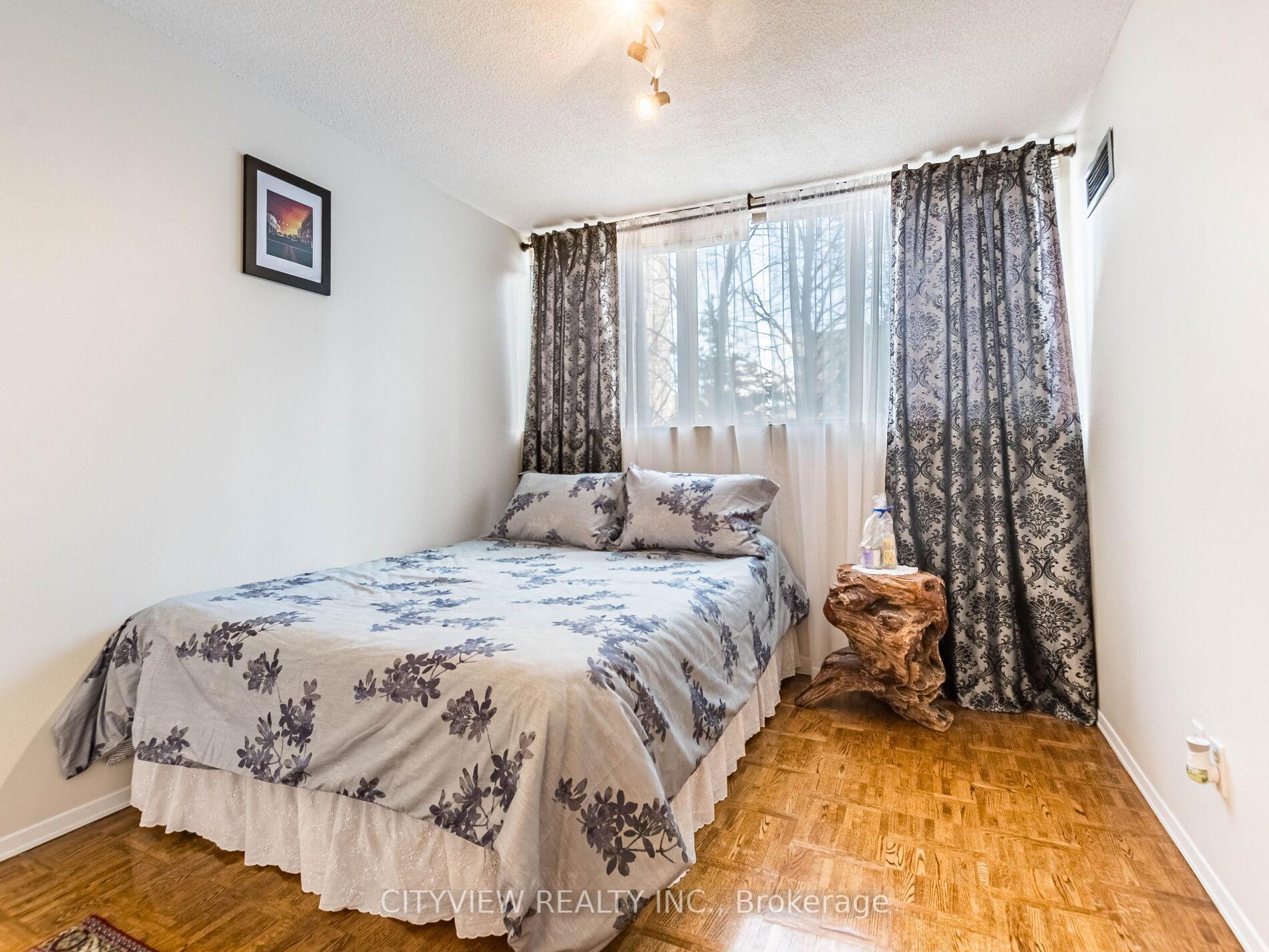 3 Bedrooms Condo at 3700 Kaneff, Mississauga For sale