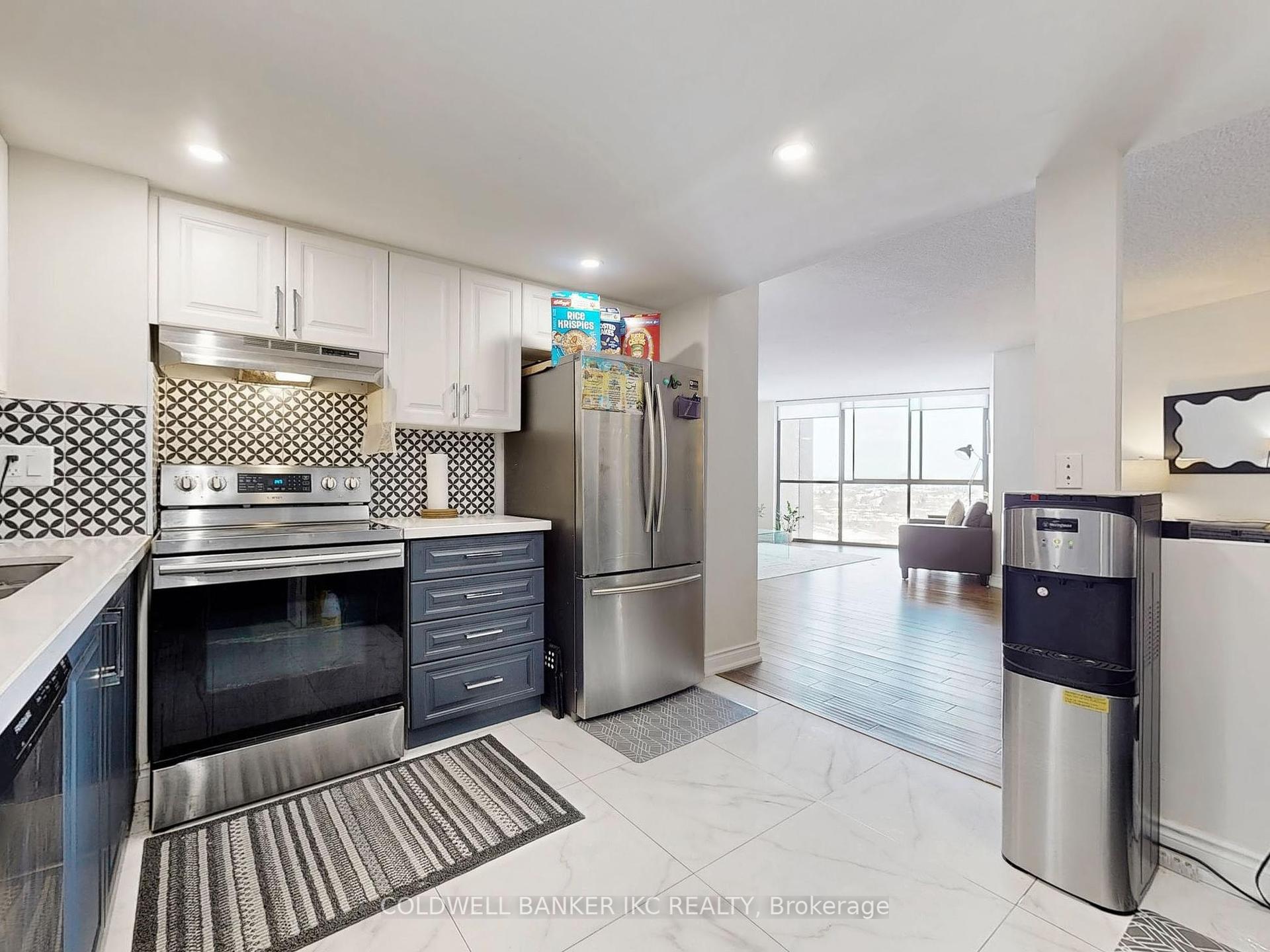 3 Bedrooms Condo at 4235 Sherwoodtowne, Mississauga For sale