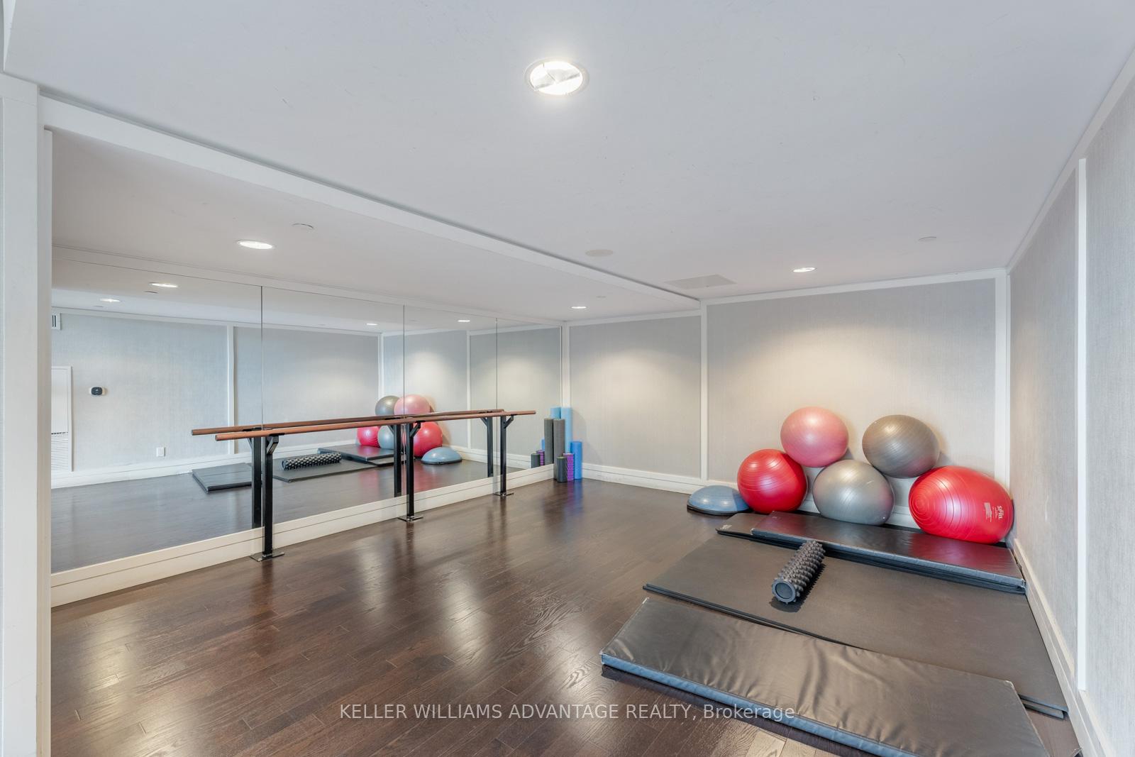 2 Bedrooms Condo at 120 Bayview, Toronto For sale