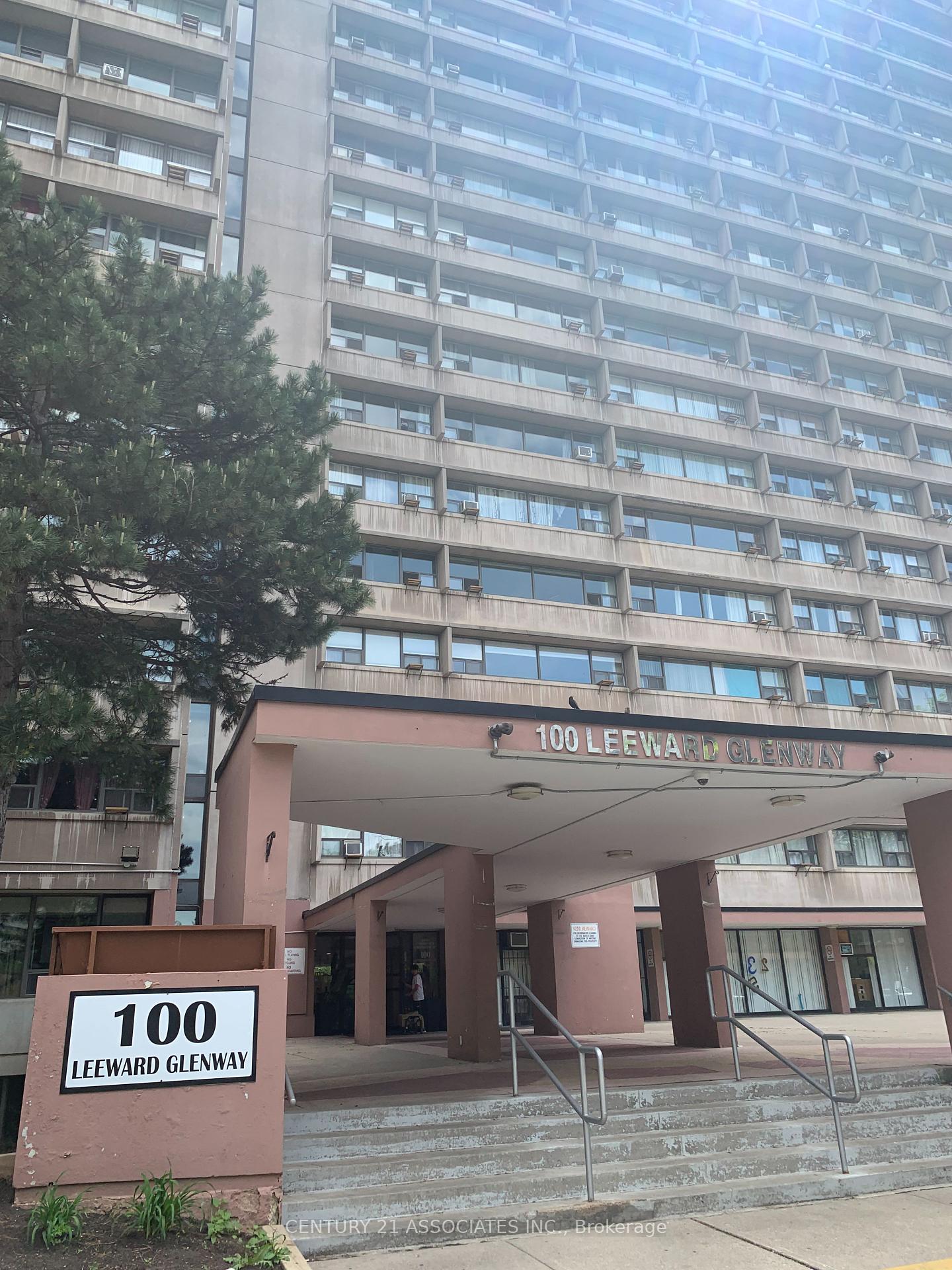 2 Bedrooms Condo at 100 Leeward, Toronto For sale
