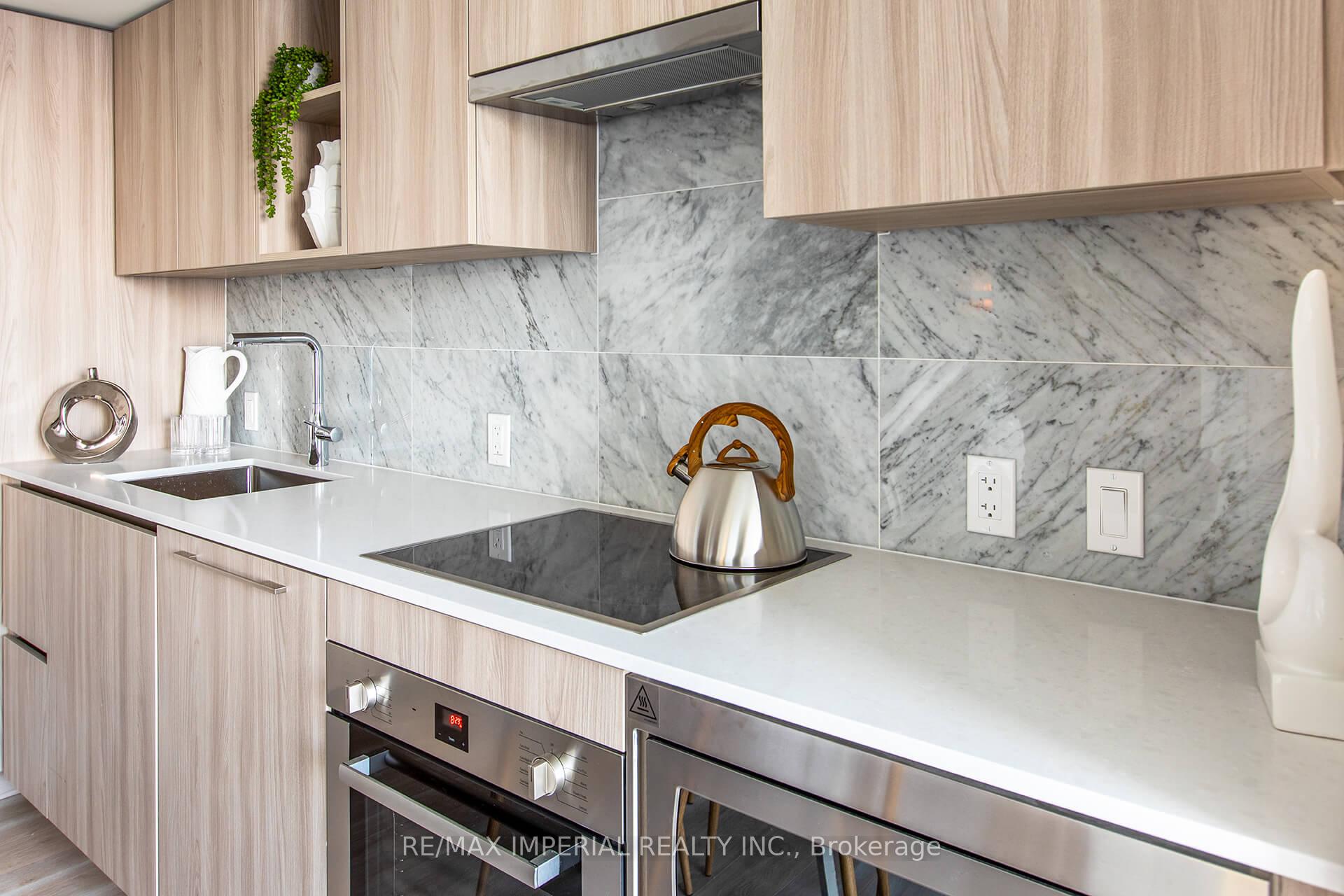 3 Bedrooms Condo at 19 Bathurst,  Toronto For sale