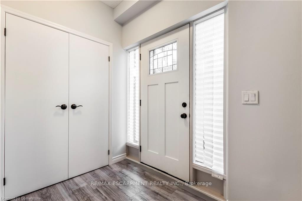 3 Bedrooms Condo at 4199 Longmoor, Burlington For sale