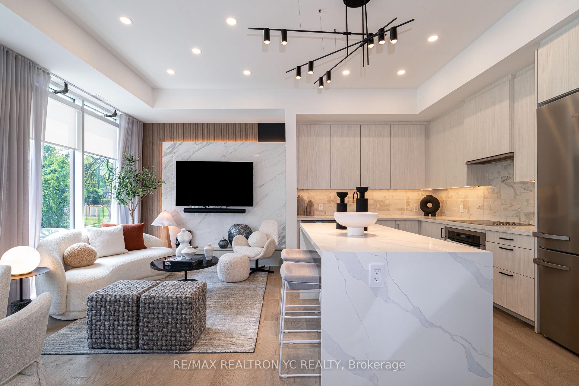 4 Bedrooms Condo at 18 Greenbriar, Toronto For sale