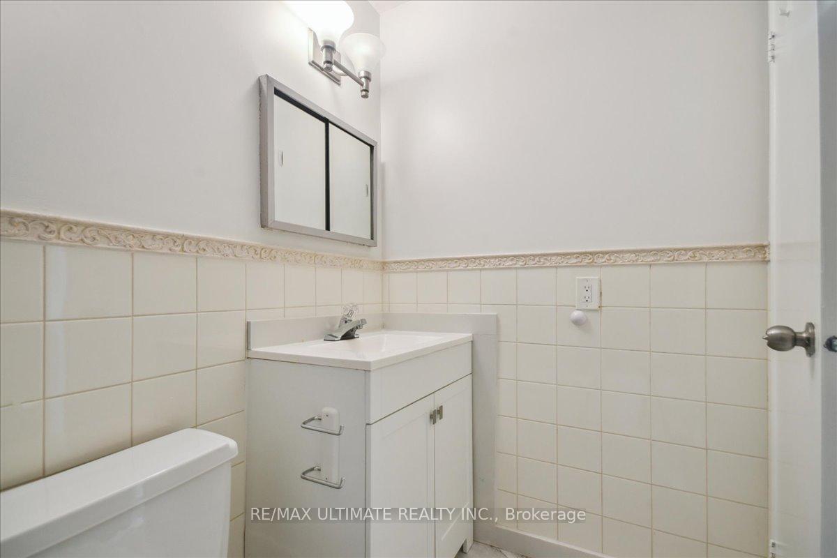 3 Bedrooms Condo at 2001 Bonnymede, Mississauga For sale