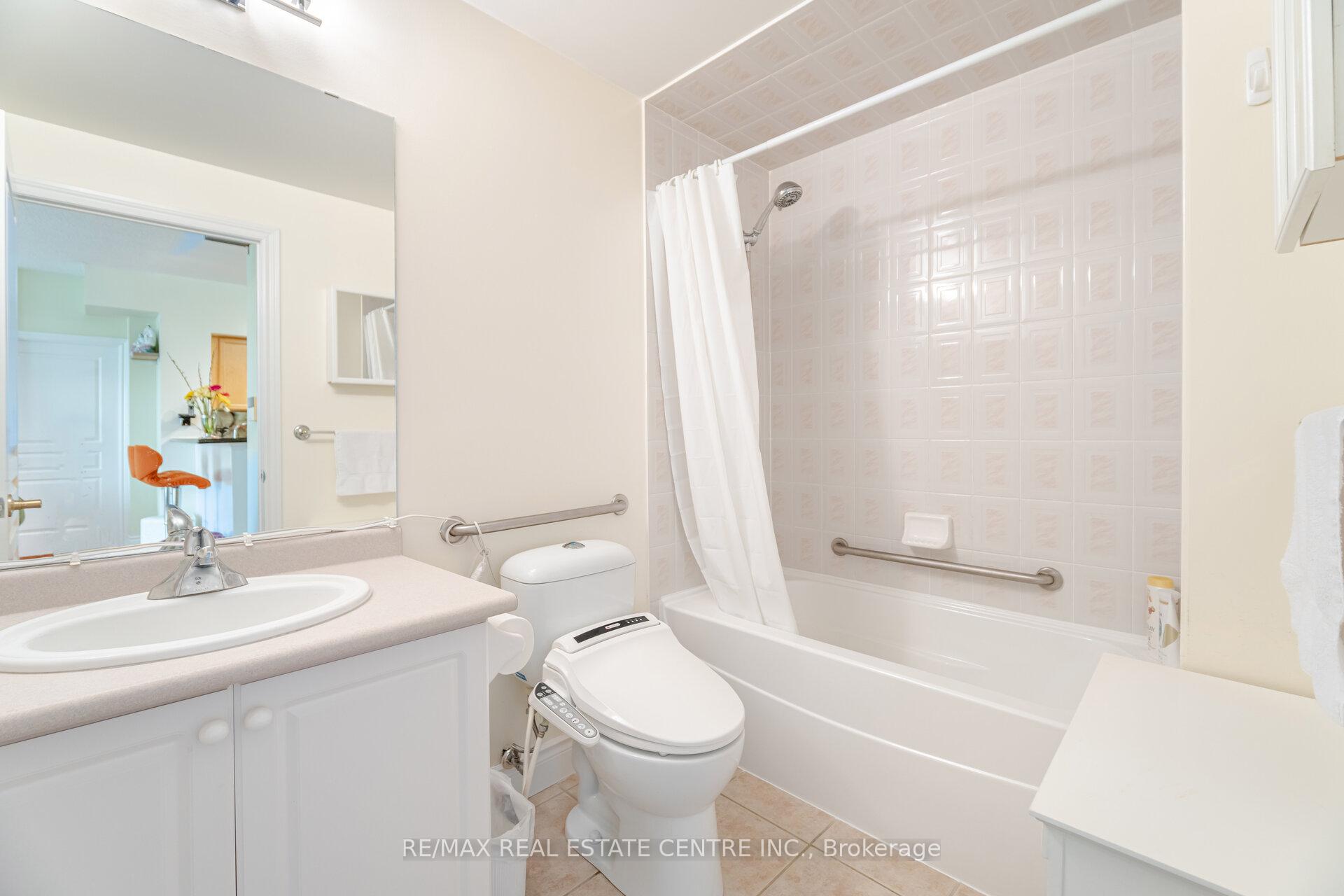 2 Bedrooms Condo at 5 Marine Parade,  Toronto For sale