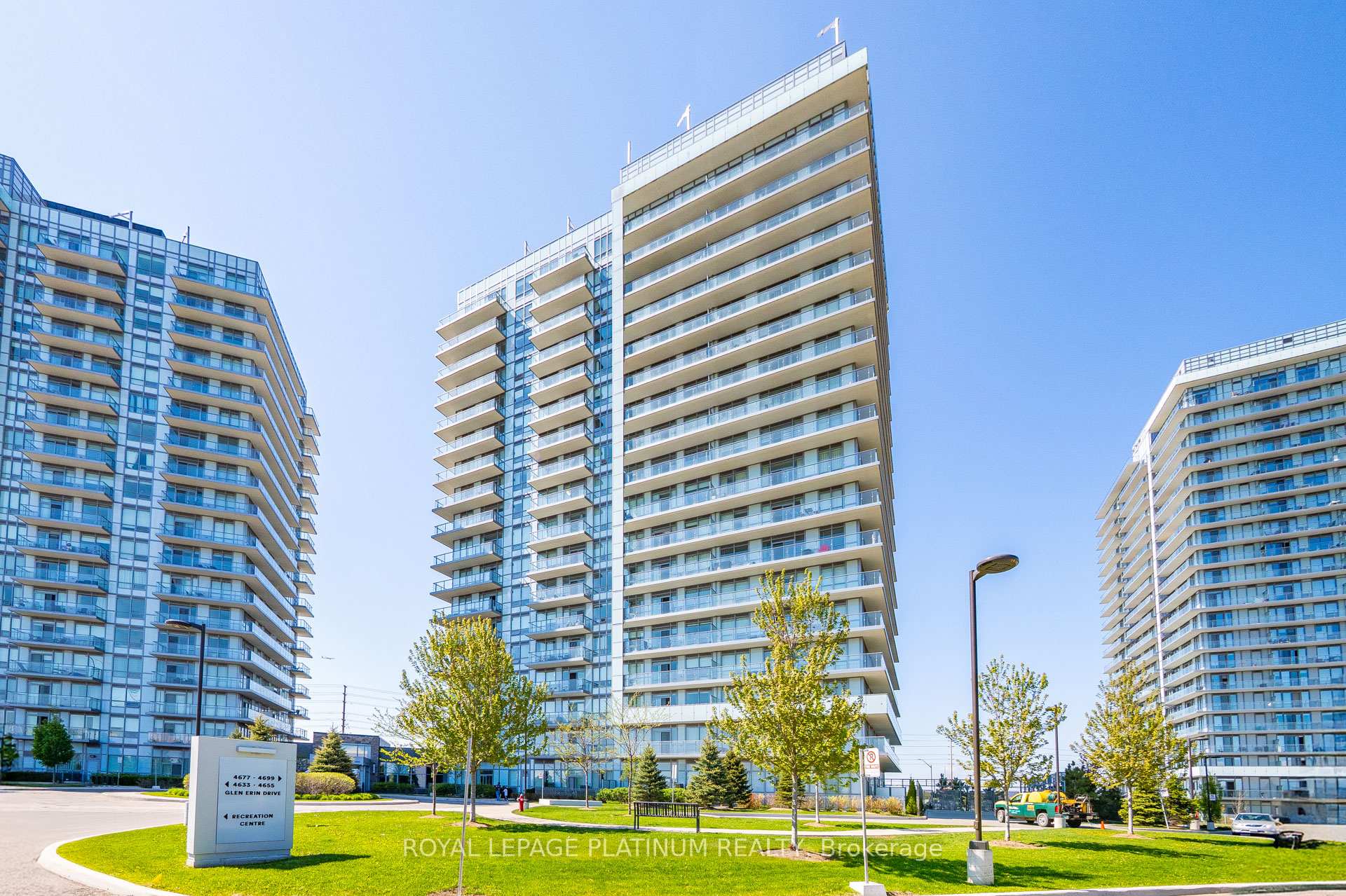 3 Bedrooms Condo at 4699 Glen Erin, Mississauga For sale