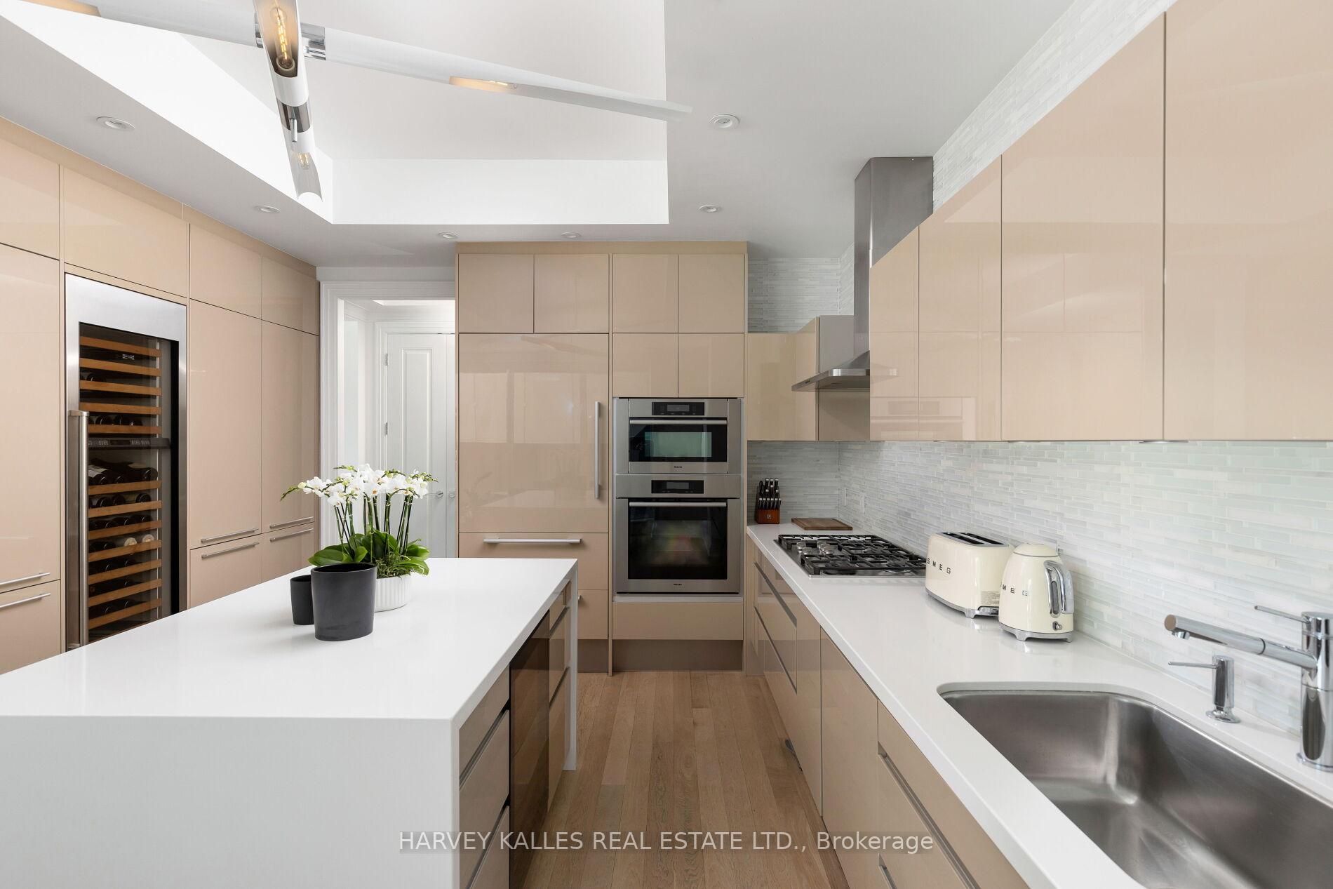 206 Bloor Street W 1202