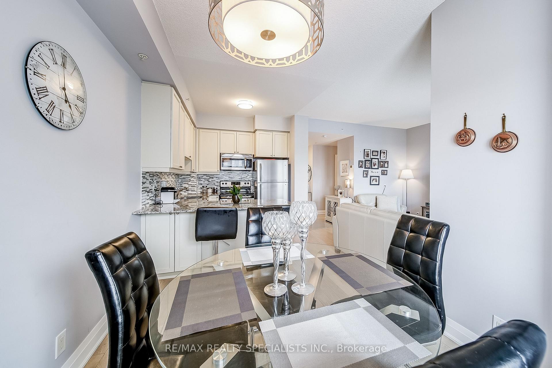 2 Bedrooms Condo at 24 Woodstream,  Vaughan For sale