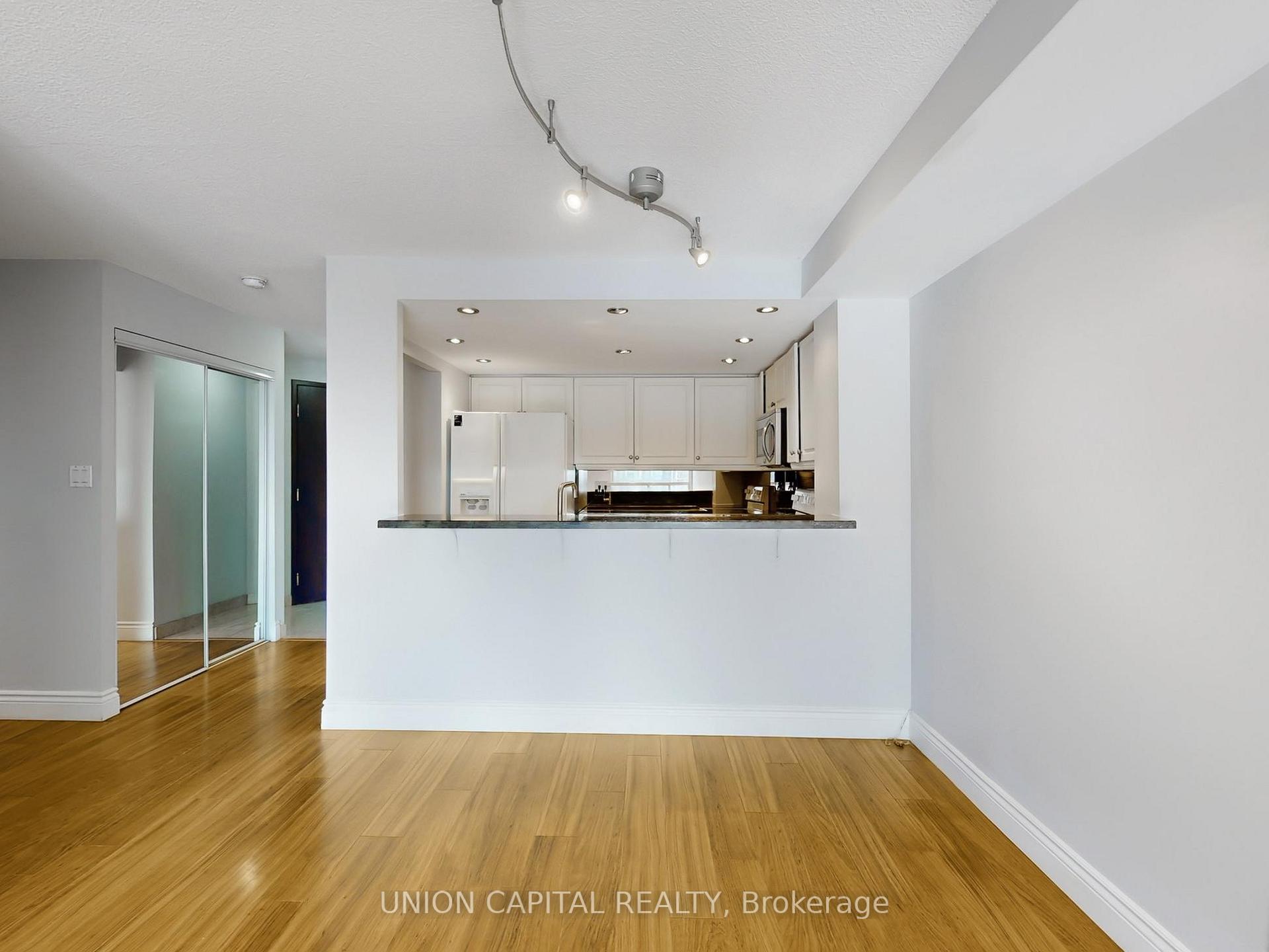 3 Bedrooms Condo at 28 Hollywood, Toronto For sale