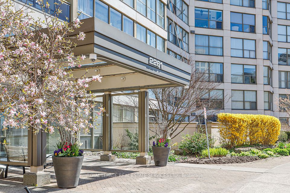 2261 Lake shore
