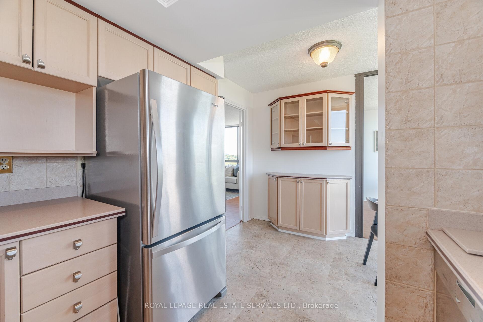 2 Bedrooms Condo at 40 Richview, Toronto For sale