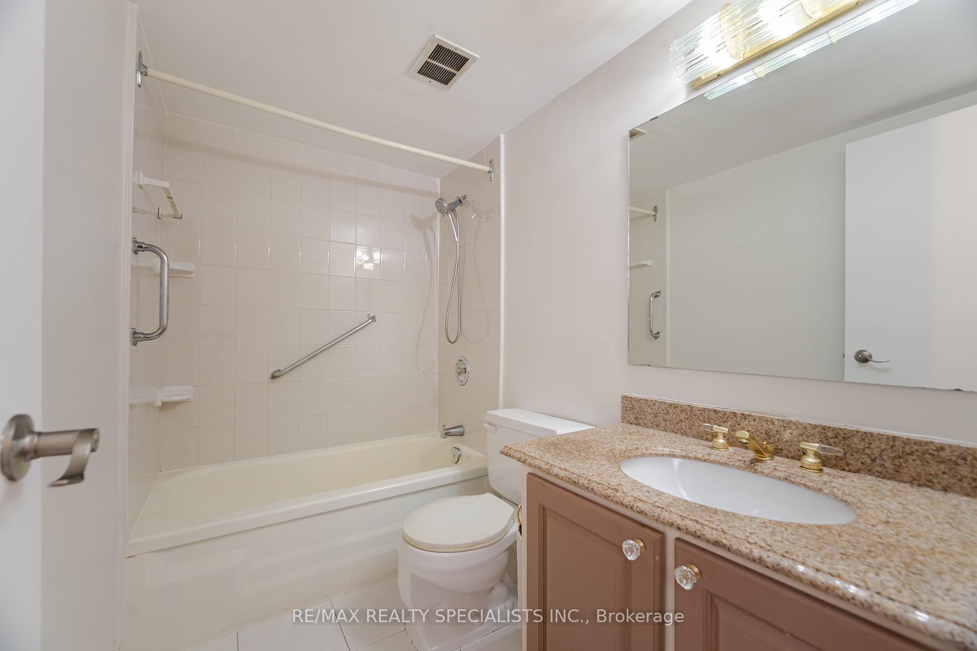 3 Bedrooms Condo at 2323 Confederation, Mississauga For sale