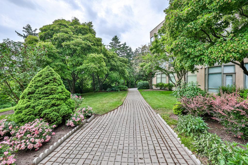 2 Bedrooms Condo at 2511 Lakeshore, Oakville For sale