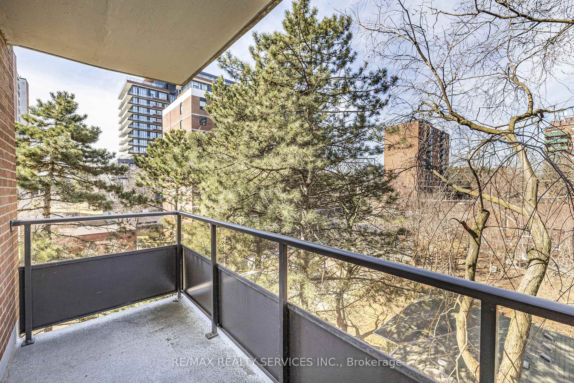 2 Bedrooms Condo at 15 Elizabeth, Mississauga For sale