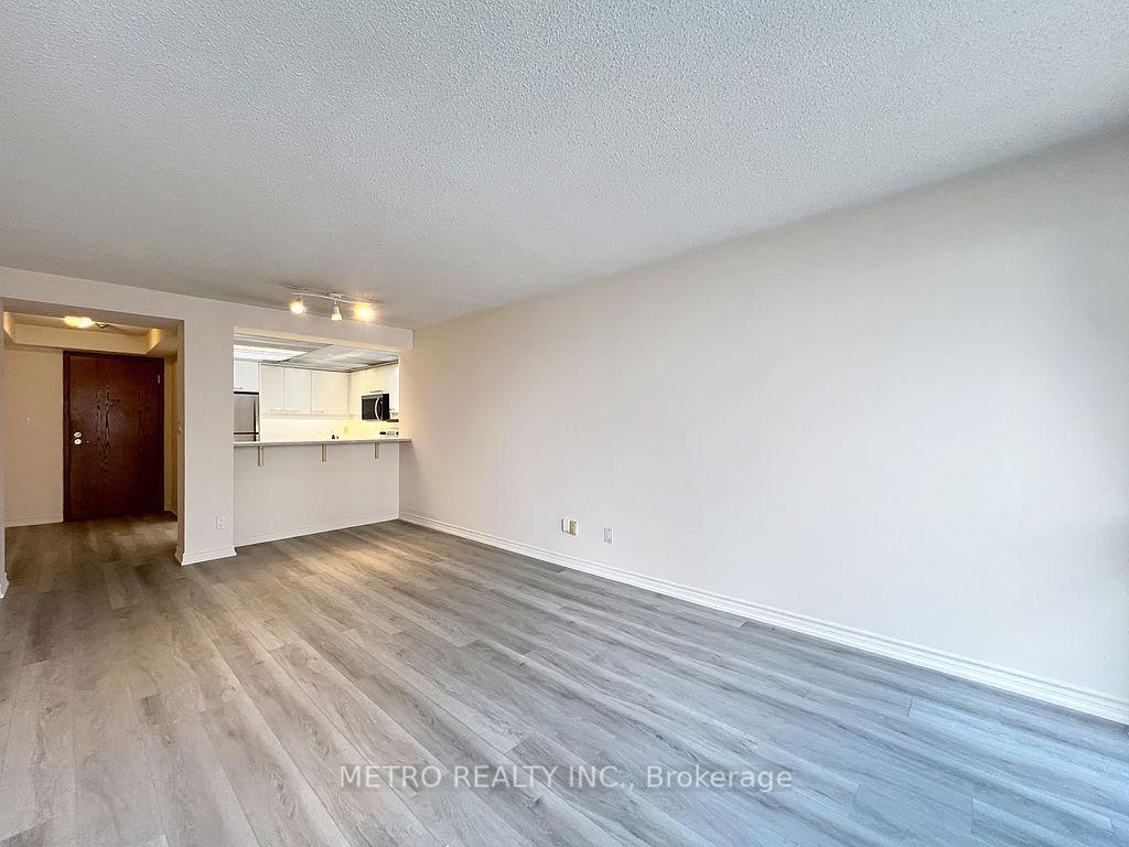 3 Bedrooms Condo at 18 Hollywood, Toronto For sale