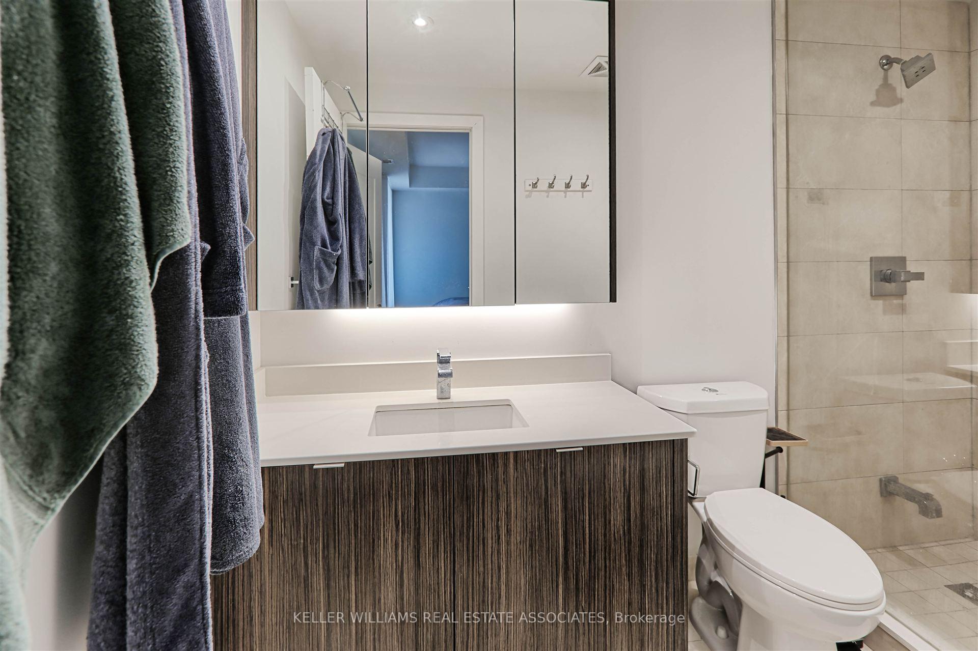 2 Bedrooms Condo at 15 Merchants’ Wharf, Toronto For sale