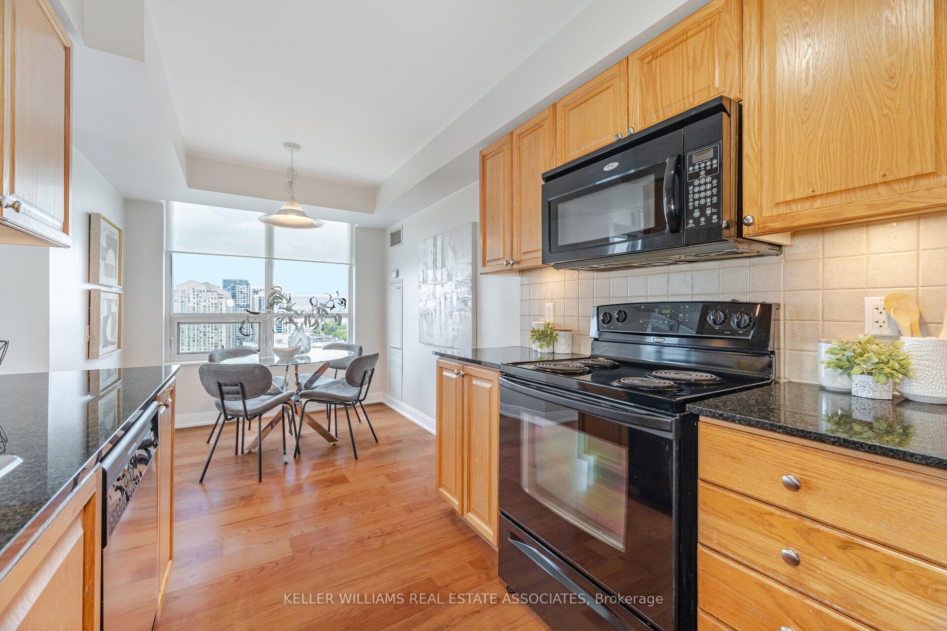 2 Bedrooms Condo at 35 Viking, Toronto For sale