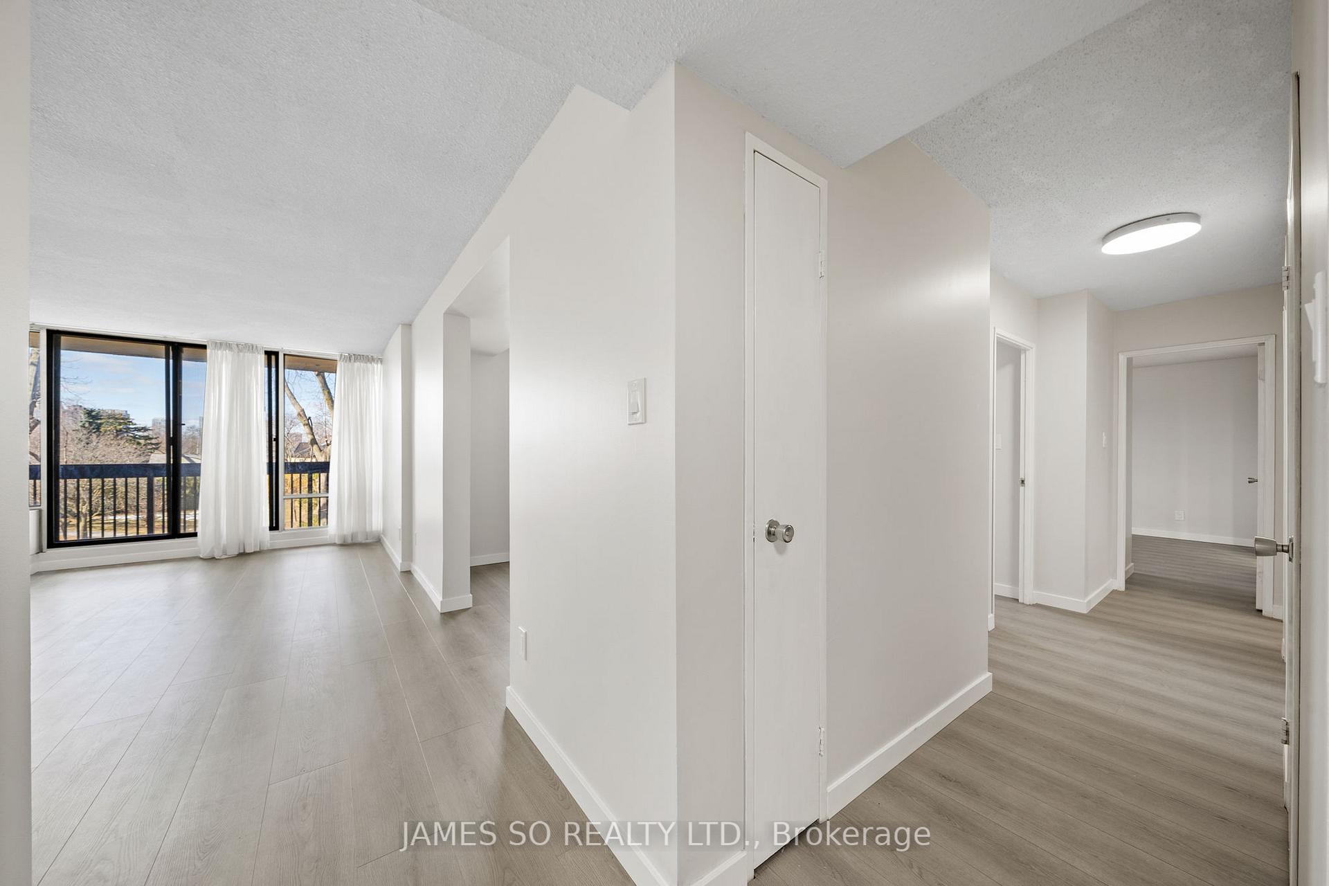 3 Bedrooms Condo at 20 Fashion Roseway,  Toronto For sale