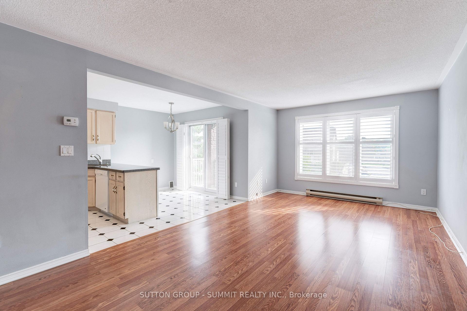 2 Bedrooms Condo at 3050 Pinemeadow, Burlington For sale