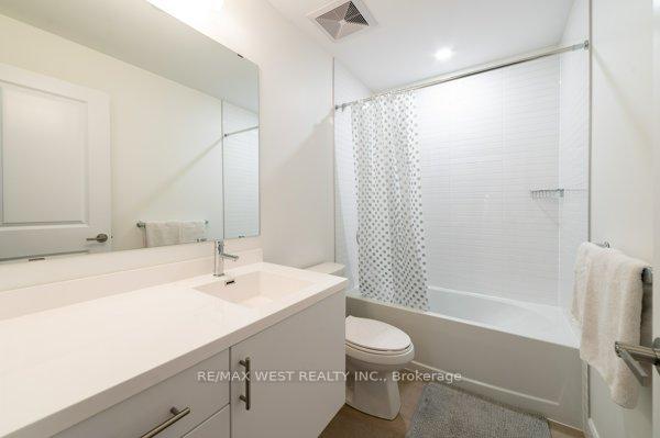 2 Bedrooms Condo at 3220 William Coltson, Oakville For sale