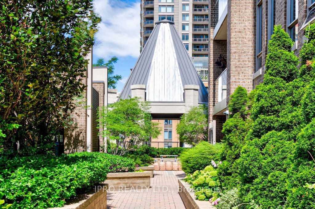 3 Bedrooms Condo at 388 Prince of Wales, Mississauga For sale