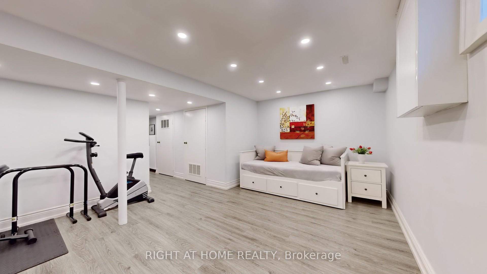 3 Bedrooms Condo at 1951 Rathburn, Mississauga For sale