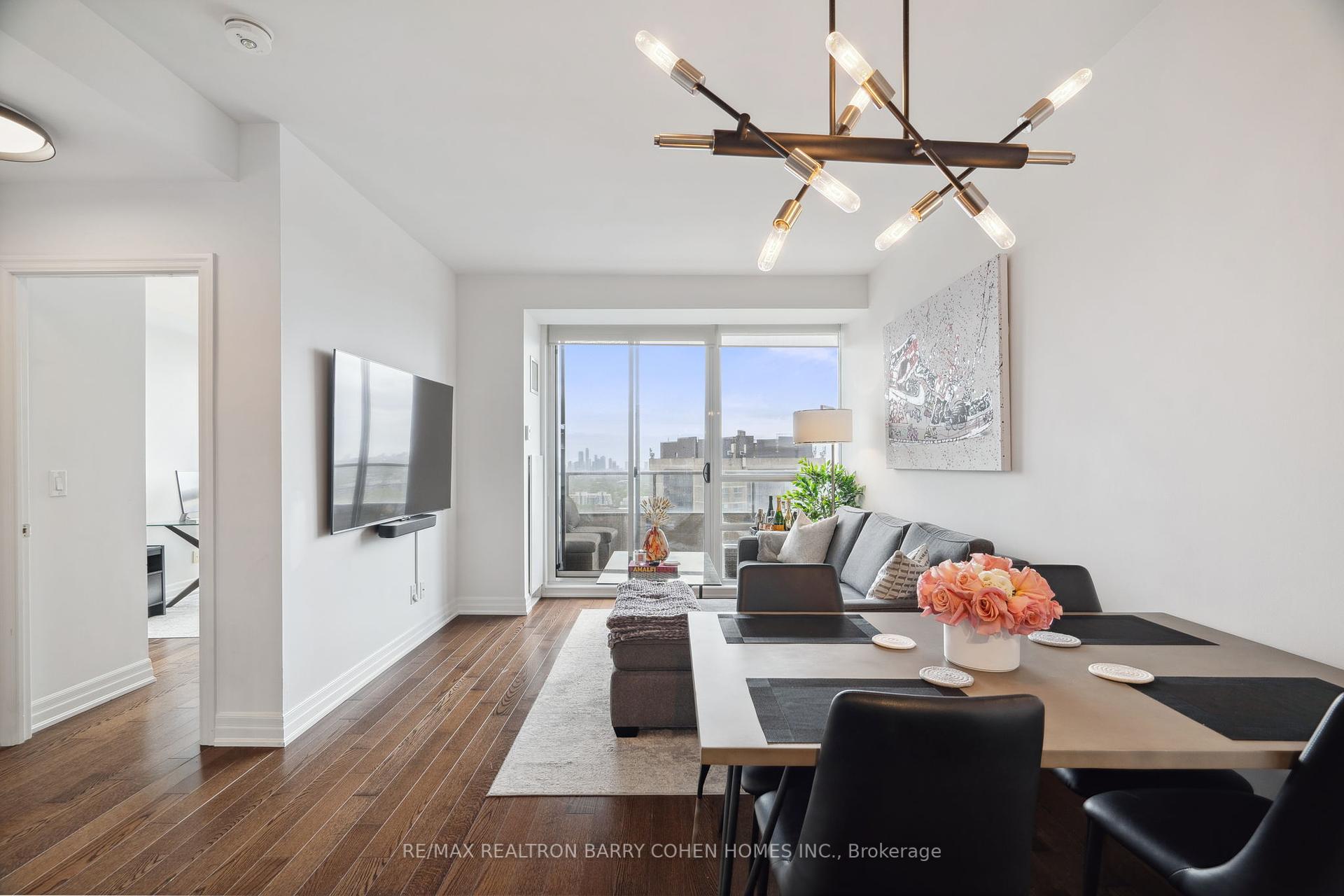 2 Bedrooms Condo at 500 St Clair, Toronto For sale
