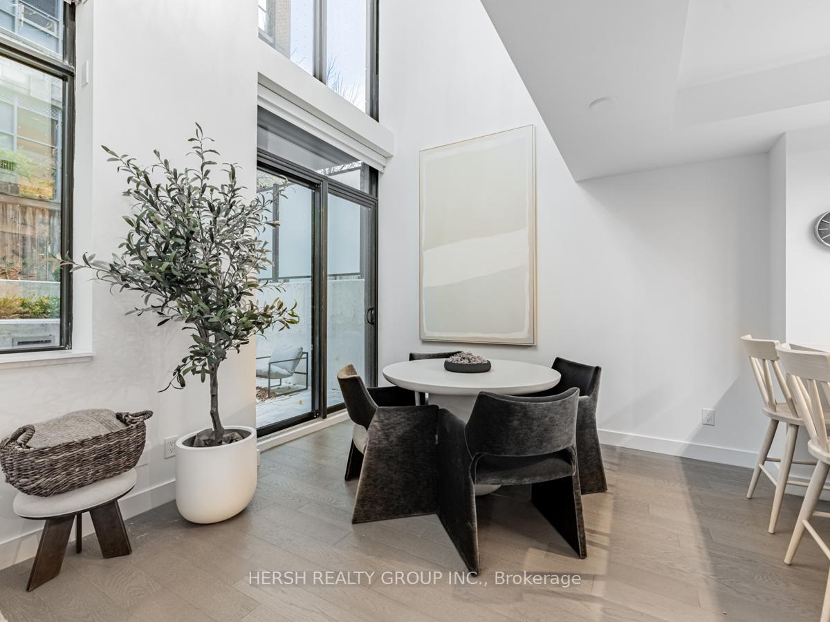 2 Bedrooms Condo at 160 Kingsway,  Toronto For sale