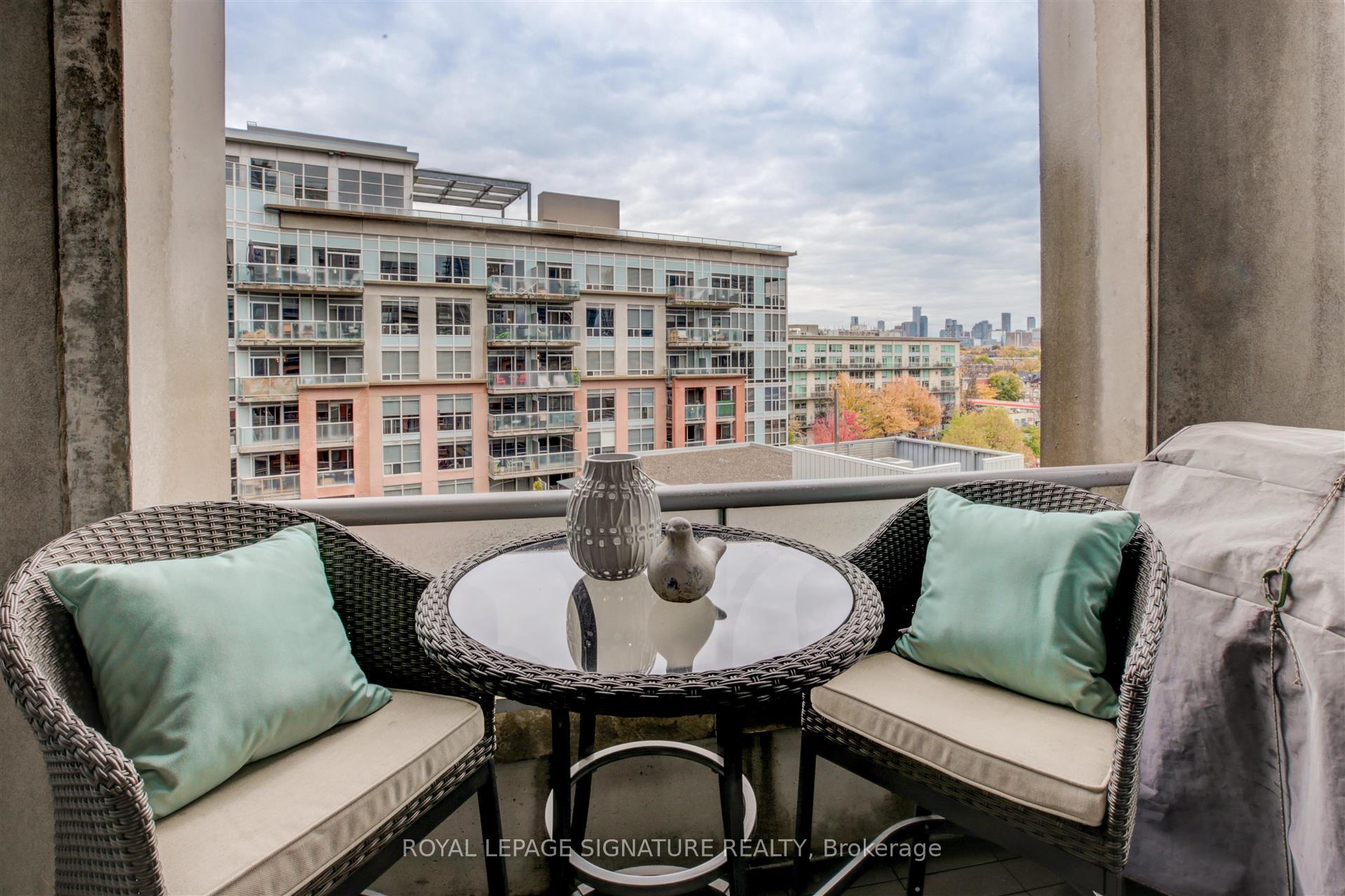 2 Bedrooms Condo at 1 Shaw, Toronto For sale