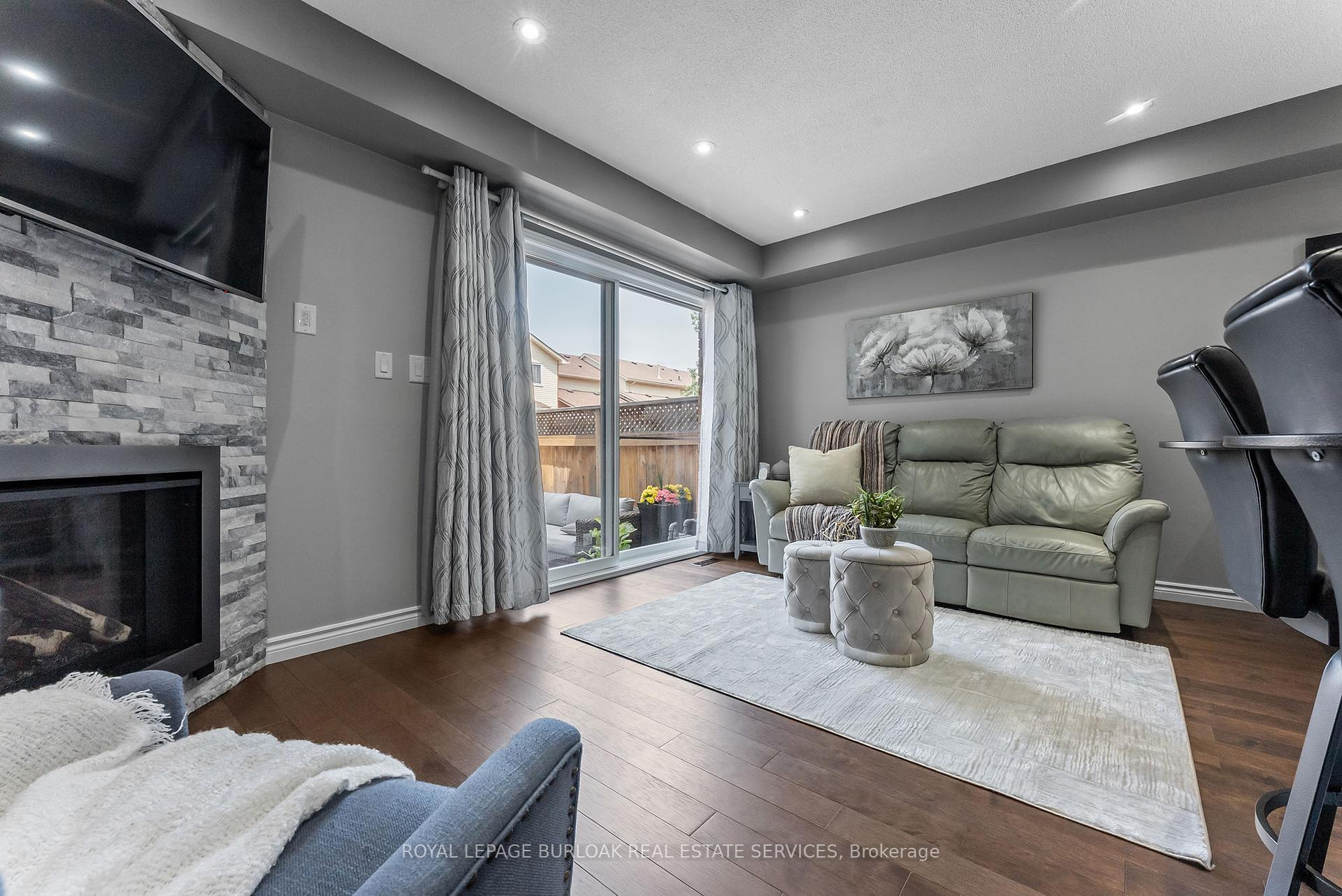 3 Bedrooms Condo at 2025 Cleaver, Burlington For sale