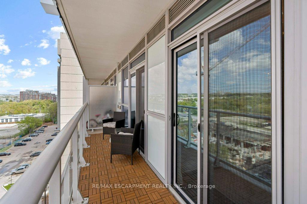 2 Bedrooms Condo at 55 Speers, Oakville For sale