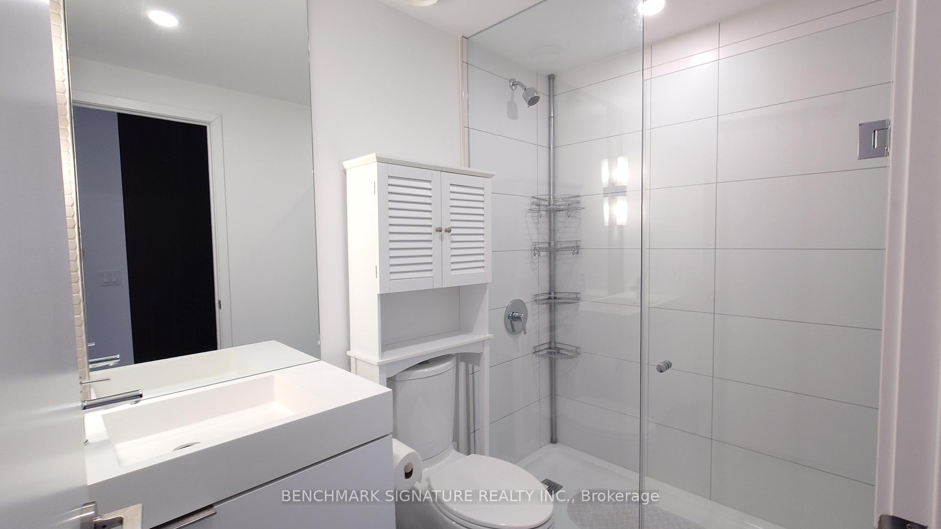 3 Bedrooms Condo at 33 Helendale, Toronto For sale