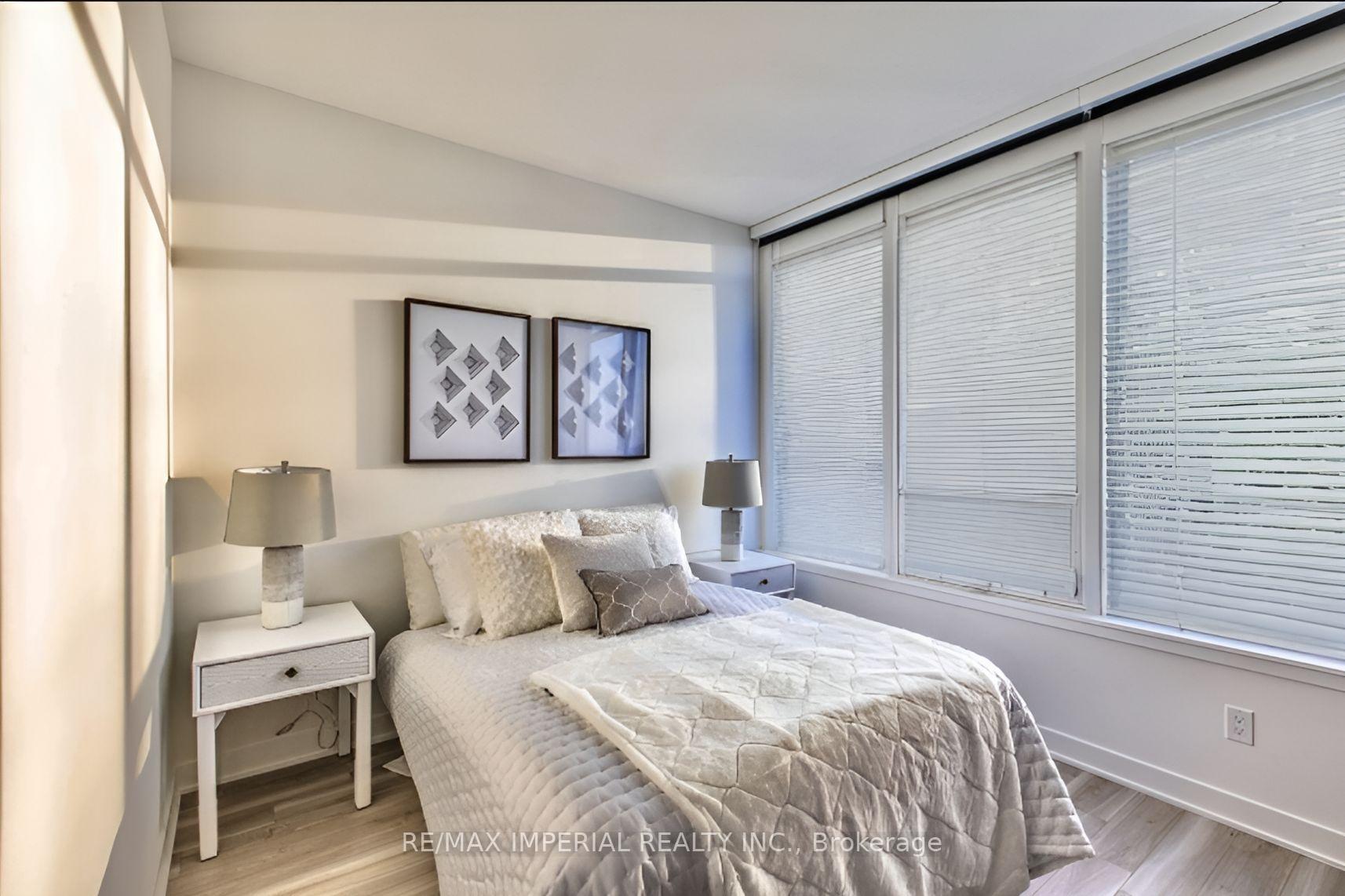 3 Bedrooms Condo at 19 Bathurst,  Toronto For sale