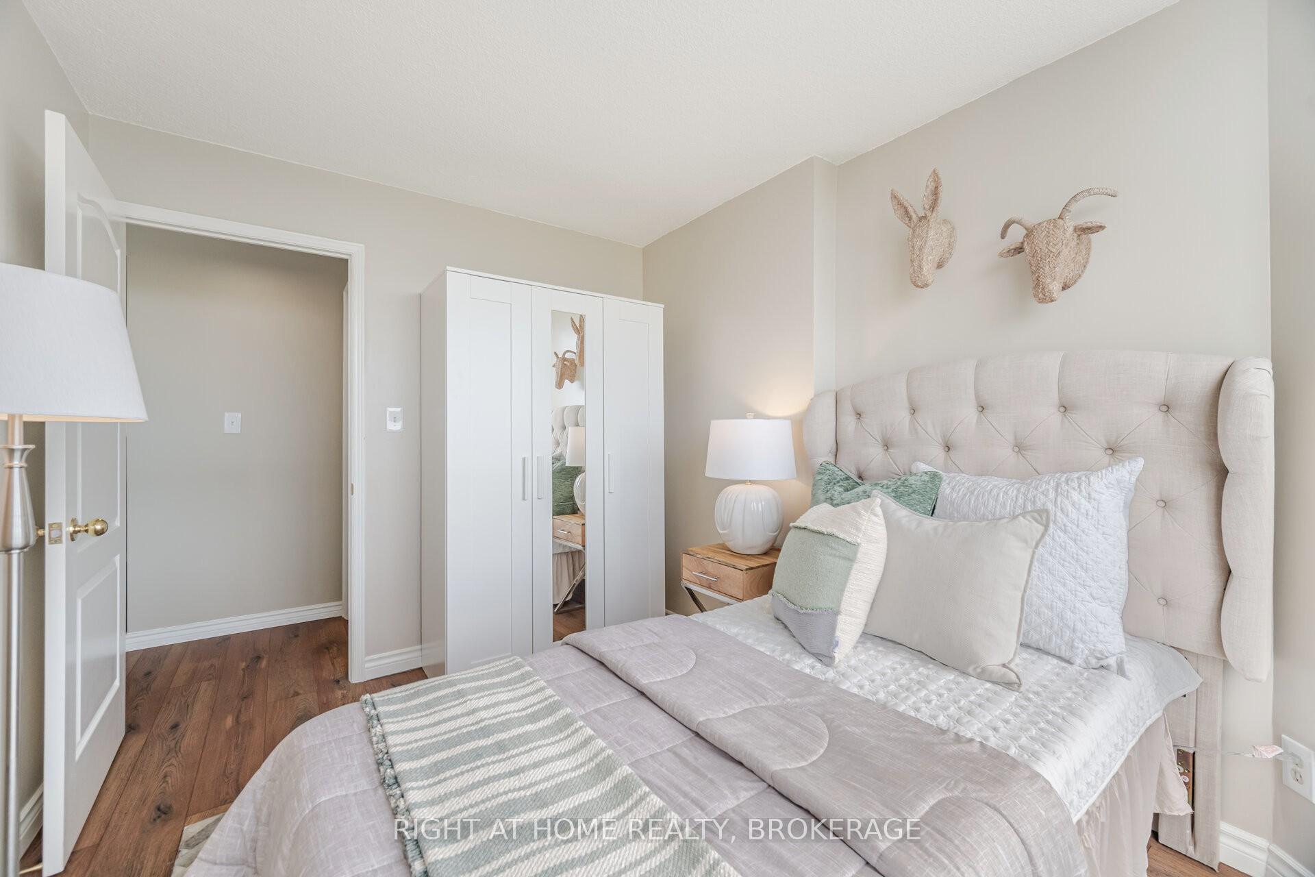 3 Bedrooms Condo at 1276 Maple Crossing, Burlington For sale