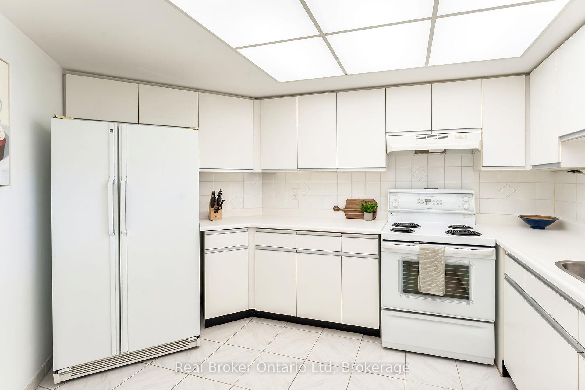 2 Bedrooms Condo at 10 Kenneth, Toronto For sale
