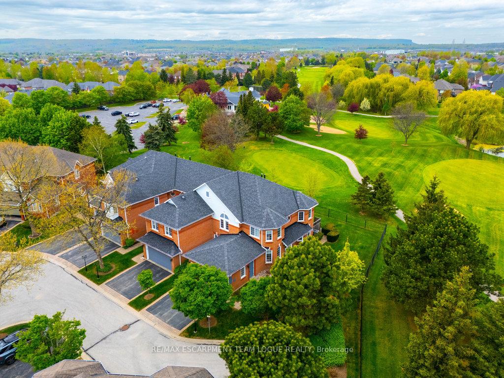 4 Bedrooms Condo at 2145 Country Club, Burlington For sale