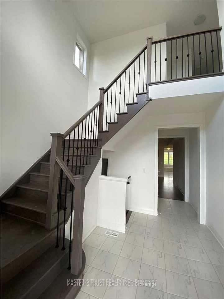 102 Frank Kelly Drive, East Gwillimbury, ON L9N 0V3