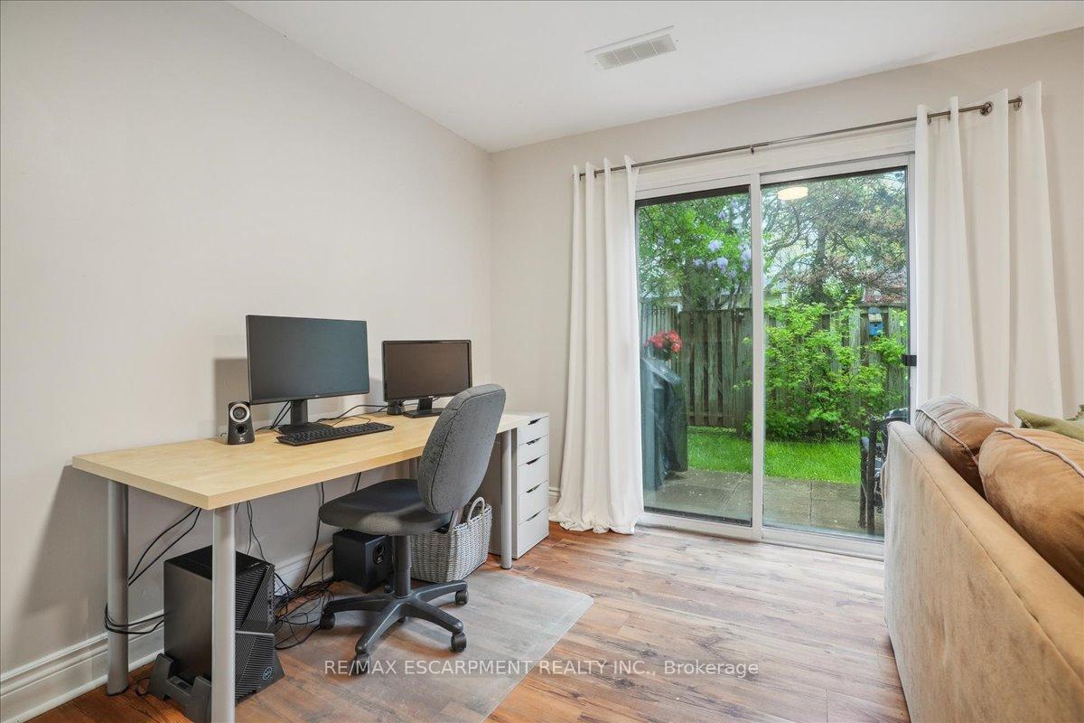 3 Bedrooms Condo at 680 Regency, Burlington For sale