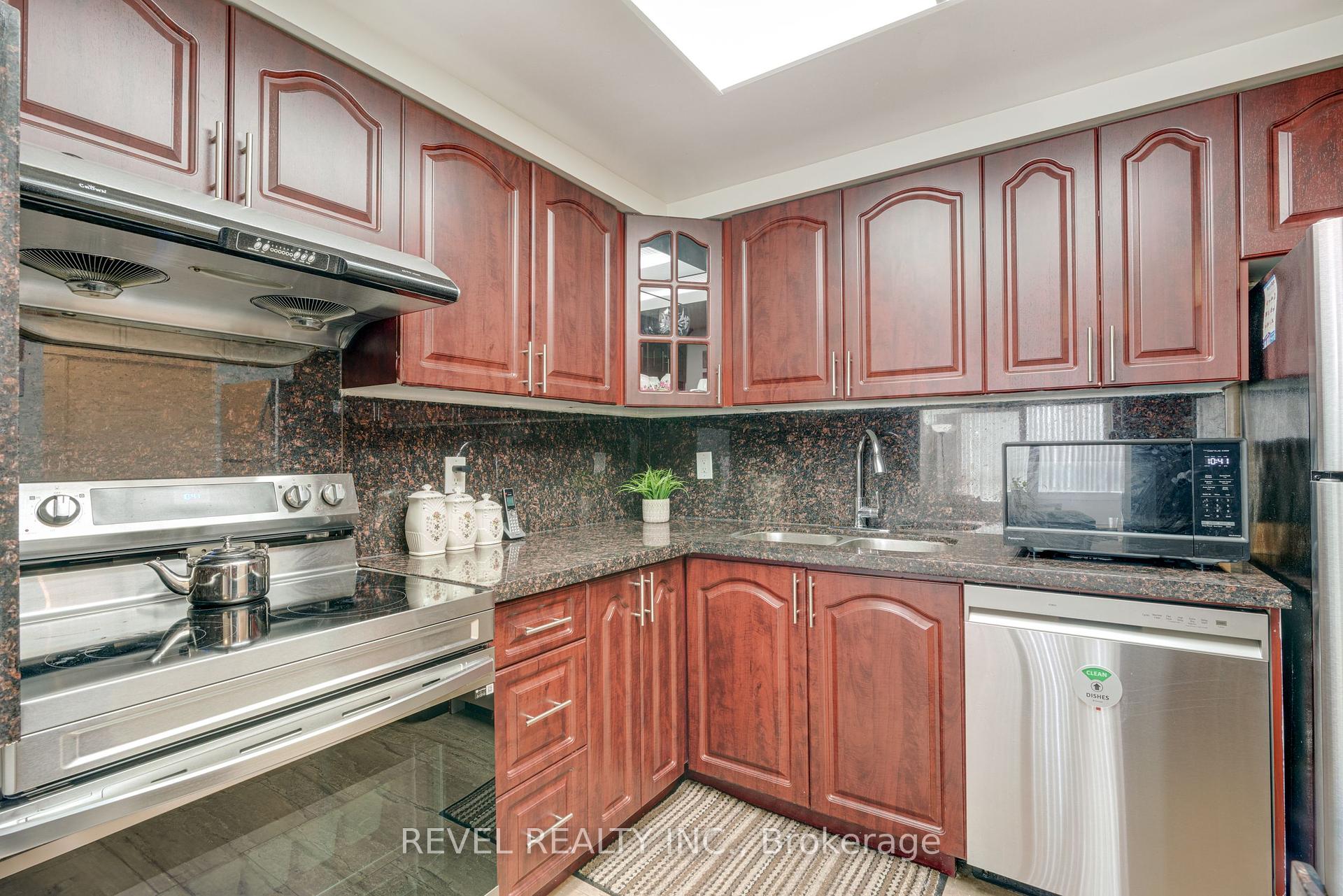 3 Bedrooms Condo at 135 Hillcrest, Mississauga For sale