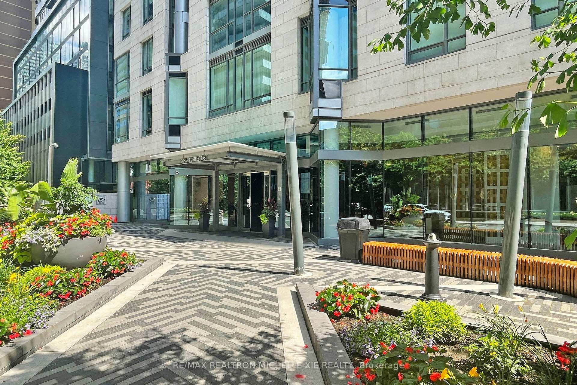 2 Bedrooms Condo at 45 Charles, Toronto For sale