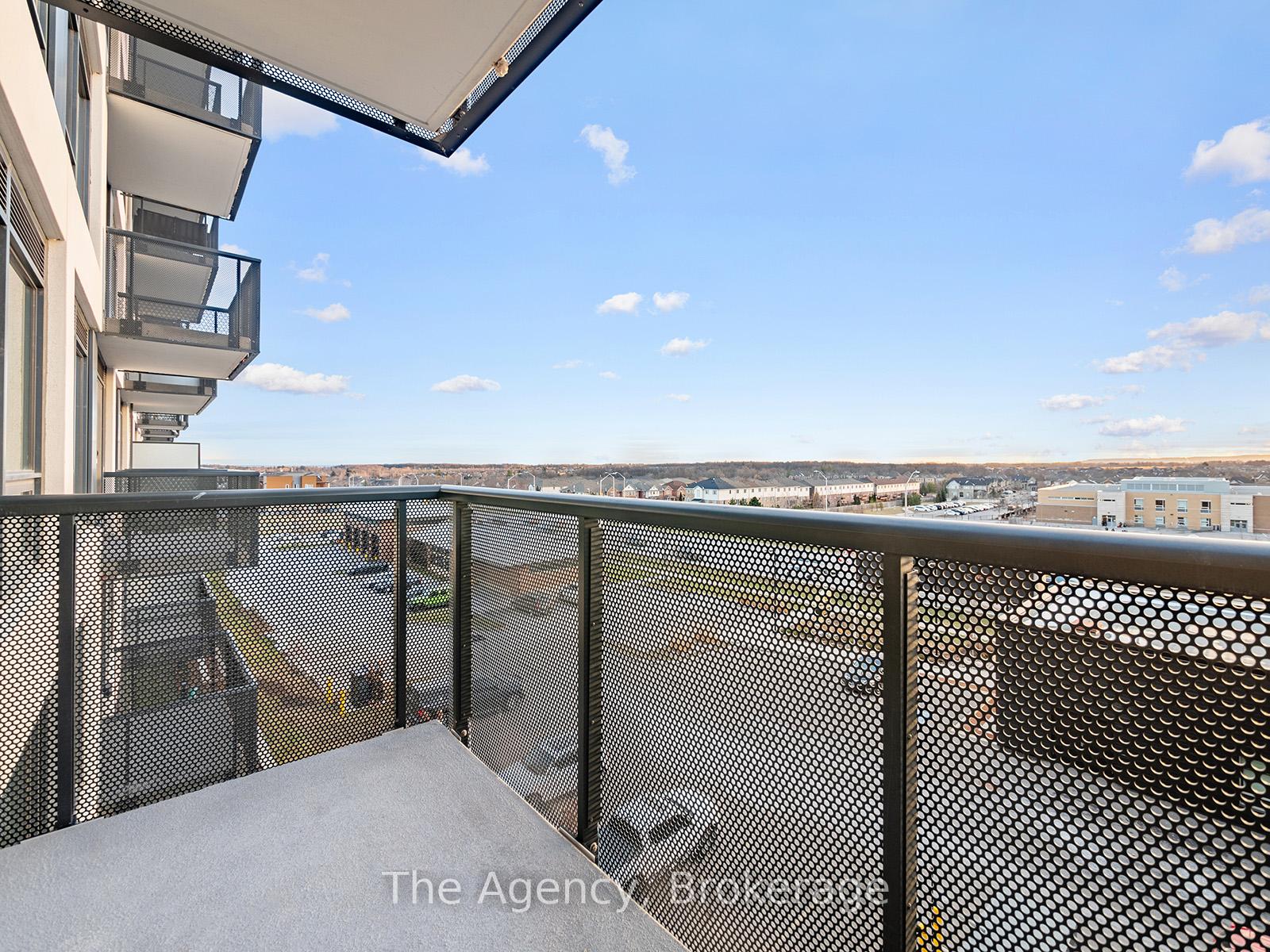 2 Bedrooms Condo at 2450 Old Bronte, Oakville For sale