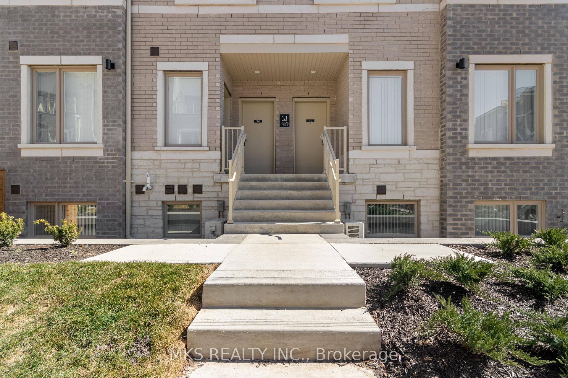 3 Bedrooms Condo at 121 Honeycrisp,  Vaughan For sale