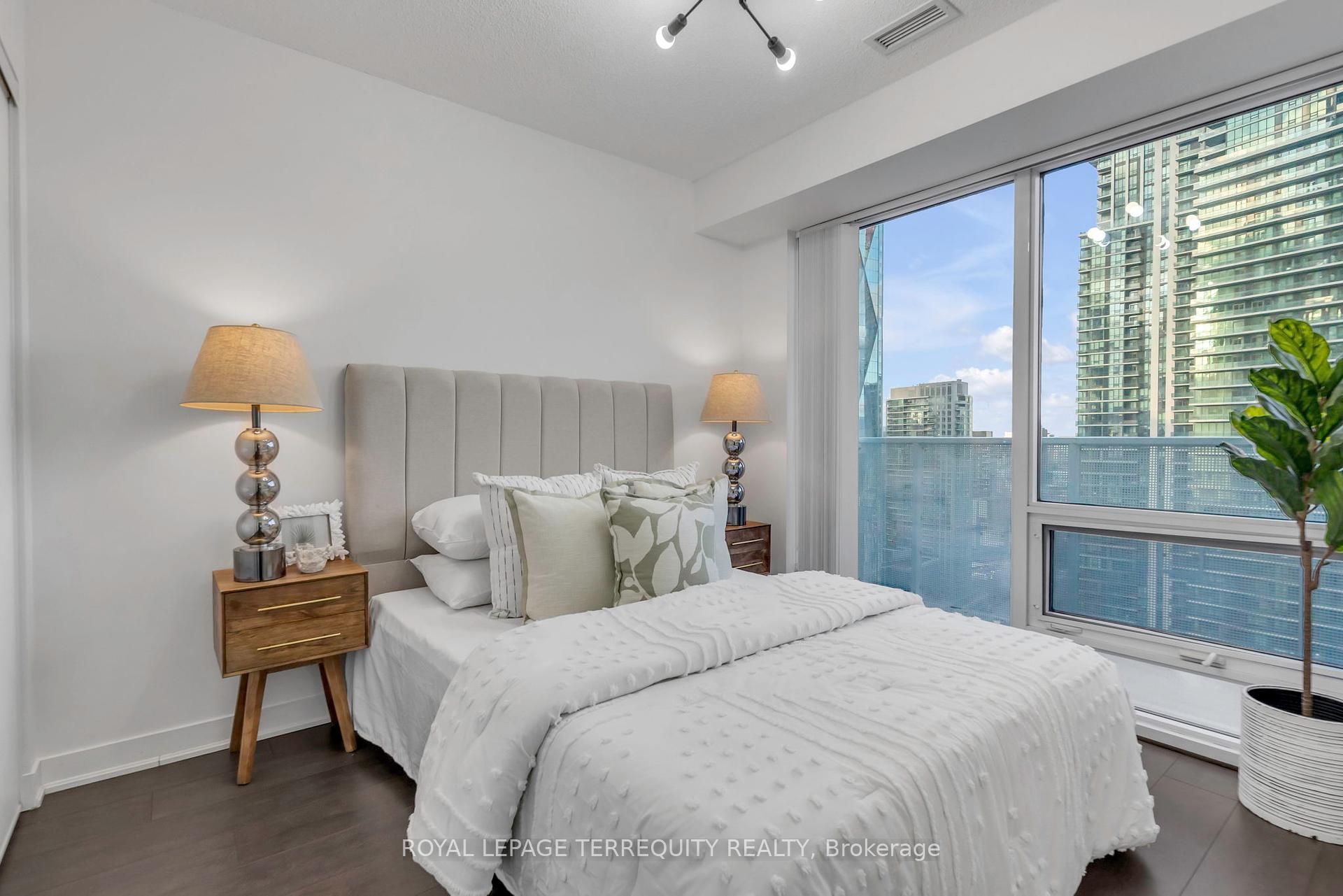 1 Bedroom Condo at 88 Harbour, Toronto For sale