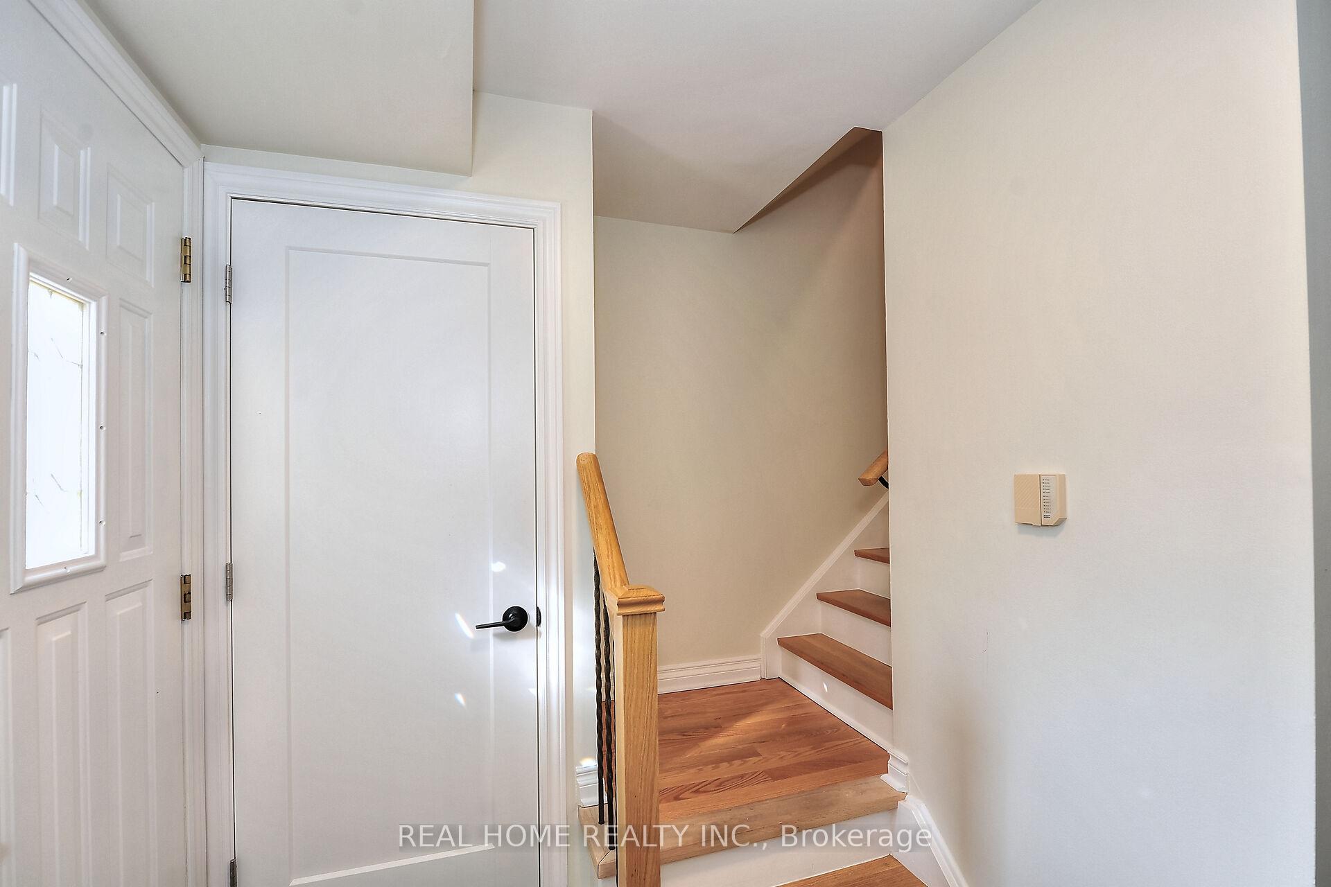 2 Bedrooms Condo at 10 Farina Mill,  Toronto For sale