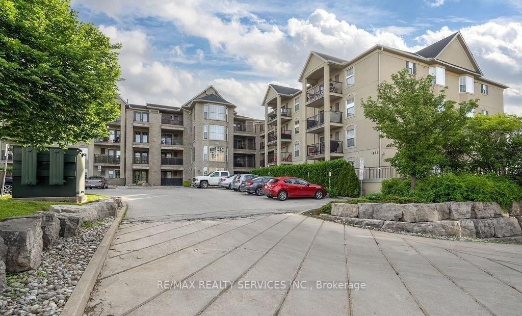 2 Bedrooms Condo at 1421 Walker’s, Burlington For sale