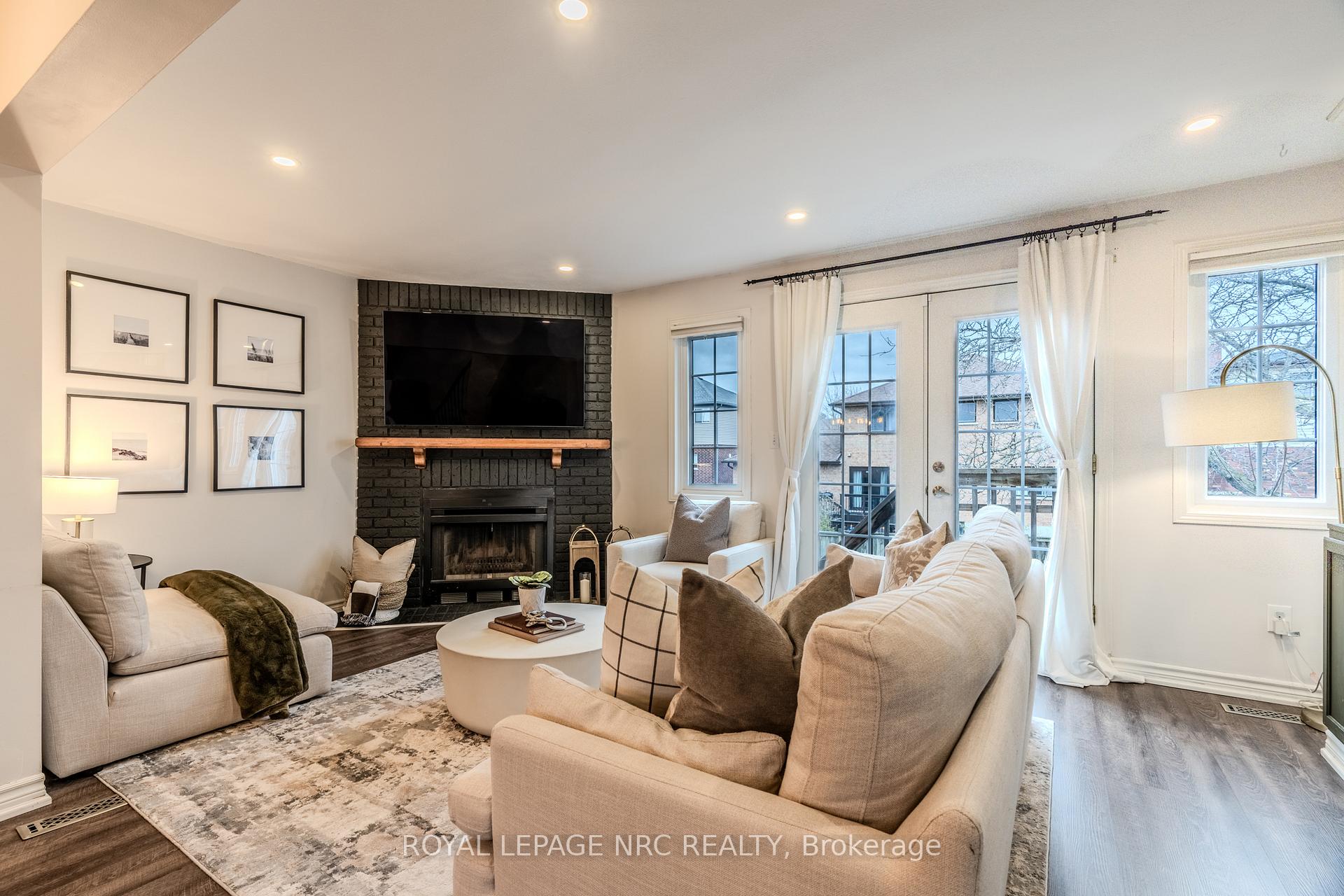 3 Bedrooms Condo at 29 Heritage, Hamilton For sale